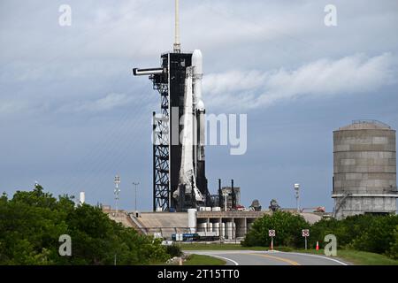 La fusée SpaceX Falcon Heavy est prête à lancer le satellite PSYCHÉ de la NASA depuis le complexe 39a au Kennedy Space Center, en Floride, le mercredi 11 octobre 2023. Le satellite PSYCHÉ explorera l'astéroïde riche en métaux du même nom après un voyage de près de six ans. Photo de Joe Marino/UPI crédit : UPI/Alamy Live News Banque D'Images