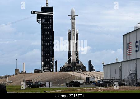 La fusée SpaceX Falcon Heavy est prête à lancer le satellite PSYCHÉ de la NASA depuis le complexe 39a au Kennedy Space Center, en Floride, le mercredi 11 octobre 2023. Le satellite PSYCHÉ explorera l'astéroïde riche en métaux du même nom après un voyage de près de six ans. Photo de Joe Marino/UPI crédit : UPI/Alamy Live News Banque D'Images