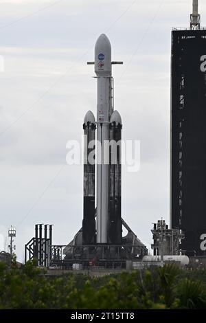 La fusée SpaceX Falcon Heavy est prête à lancer le satellite PSYCHÉ de la NASA depuis le complexe 39a au Kennedy Space Center, en Floride, le mercredi 11 octobre 2023. Le satellite PSYCHÉ explorera l'astéroïde riche en métaux du même nom après un voyage de près de six ans. Photo de Joe Marino/UPI crédit : UPI/Alamy Live News Banque D'Images