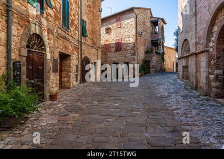 Le beau village de Suvereto sur un après-midi d'été ensoleillé. Province of Livourne, Toscane, Italie. Banque D'Images