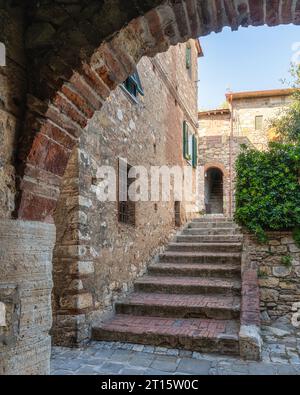 Le beau village de Suvereto sur un après-midi d'été ensoleillé. Province of Livourne, Toscane, Italie. Banque D'Images