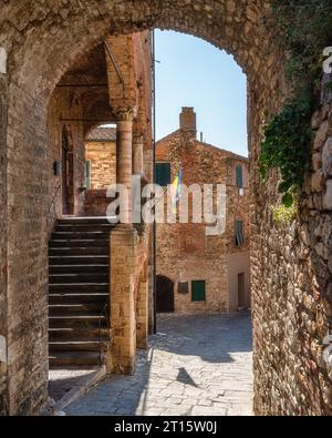 Le beau village de Suvereto sur un après-midi d'été ensoleillé. Province of Livourne, Toscane, Italie. Banque D'Images