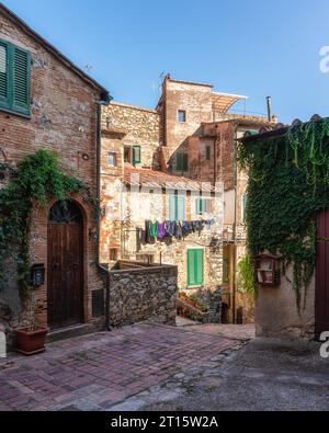 Le beau village de Suvereto sur un après-midi d'été ensoleillé. Province of Livourne, Toscane, Italie. Banque D'Images