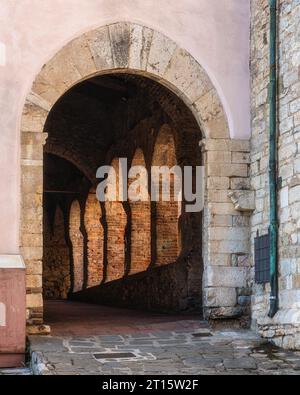 Le beau village de Suvereto sur un après-midi d'été ensoleillé. Province of Livourne, Toscane, Italie. Banque D'Images