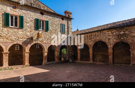 Le beau village de Suvereto sur un après-midi d'été ensoleillé. Province of Livourne, Toscane, Italie. Banque D'Images