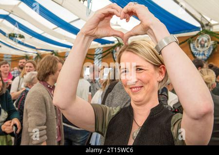 Katrin Habenschaden, Die grünen, 2. Bürgermeisterin München, Truderinger Festwoche, München, 14. Mai 2023 Deutschland, München, 14. Mai 2023, Katrin Habenschaden, Die grünen, 2. Bürgermeisterin München, zeigt Herz-geste im Bierzelt der Truderinger Festwoche, traditionnelles bayerisches Volksfest im Münchner Stadtteil Trudering, Politikerin wechselt im Herbst zur Dutschen Bahn, Politik, Bayern, *** Katrin Habenschaden, Die grünen, 2 Bürgermeisterin Munich, Truderinger Festwoche, Munich, 14 mai 2023 Allemagne, Munich, 14 mai 2023, Katrin Habenschaden, Die grünen, 2 Bürgermeisterin Munich, montre HEA Banque D'Images