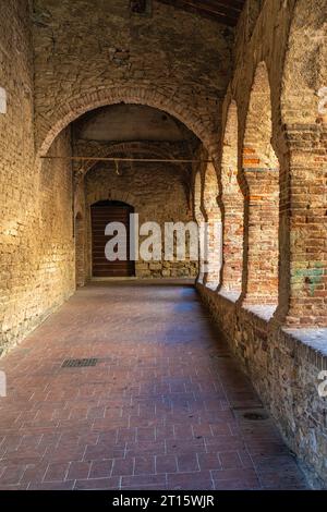 Le beau village de Suvereto sur un après-midi d'été ensoleillé. Province of Livourne, Toscane, Italie. Banque D'Images