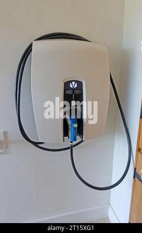 Le nouveau chargeur de véhicule bidirectionnel Indra v2h révolutionnaire à domicile permet de charger le véhicule électrique ou de fournir de l'énergie au Hou Banque D'Images