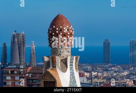 Vue sur Barcelone depuis le parc Güell (parc Gaudi) - Un parc fantastique, maison des œuvres du célèbre architecte Gaudi de Barcelone et du modernisme catalan Banque D'Images