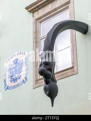 Signe fait avec des tuiles dans la façade de la Santa Casa. Les images ont un blason et des mots dans les bords. La pièce en céramique est par une fenêtre et un met Banque D'Images
