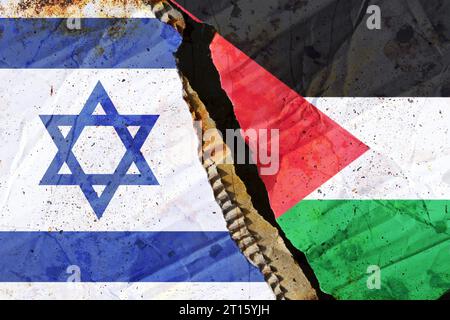 FOTOMONTAGE, Fahnen von Israel und Palästina mit Riss *** PHOTOMONTAGE, drapeaux d'Israël et de Palestine avec crédit lacrymal : Imago/Alamy Live News Banque D'Images