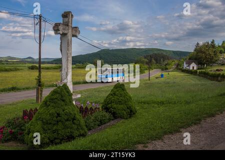 2.06.2021. Hongrie, Szajla. Un des nombreux Ikarus 256 à Eger affecté aux routes locales autour de Petervasara. Banque D'Images