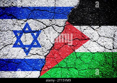 FOTOMONTAGE, Fahnen von Israel und Palästina auf gebrochenem Grund *** PHOTOMONTAGE, drapeaux d'Israël et de Palestine sur terrain brisé crédit : Imago/Alamy Live News Banque D'Images