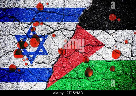 FOTOMONTAGE, Fahnen von Israel und Palästina mit Blutstropfen *** PHOTOMONTAGE, drapeaux d'Israël et de Palestine avec gouttes de sang crédit : Imago/Alamy Live News Banque D'Images