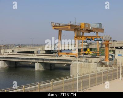 Le nouveau barrage et centrale hydroélectrique d'Assiut a été achevé en 2018 et fournit deux écluses de navigation, la régulation de l'eau du Nil et l'irrigation. Banque D'Images