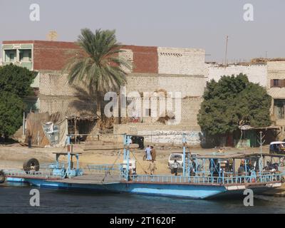 Un bateau simple et plat fonctionnant comme un ferry de véhicule sur la rive est du Nil en haute-Égypte. Banque D'Images