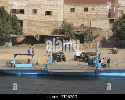 Un bateau simple et plat fonctionnant comme un ferry de véhicule sur la rive est du Nil en haute-Égypte. Banque D'Images