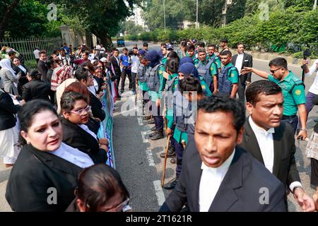 Dhaka, Bangladesh. 11 octobre 2023. Les avocats pro-BNP se rassemblent pour protester et forment une chaîne humaine devant la Cour suprême pour demander que le droit constitutionnel de la présidente du BNP (Parti nationaliste du Bangladesh), Khaleda Zia, de recevoir un traitement avancé à l'étranger soit confirmé, à Dhaka, Bangladesh, le 11 octobre 2023. Khaleda Zia a été envoyée à la prison centrale de l'ancienne Dhaka. Elle a été condamnée dans l'affaire de greffe de l'orphelinat Zia Trust par un tribunal inférieur le 8 février 2018. Le 25 mars 2020, la chef du PNB a été libérée de prison sur ordre exécutif, à certaines conditions compte tenu de son âge et des motifs d'ordre humanitaire Banque D'Images