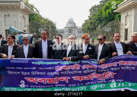 Dhaka, Bangladesh. 11 octobre 2023. Les avocats pro-BNP se rassemblent pour protester et forment une chaîne humaine devant la Cour suprême pour demander que le droit constitutionnel de la présidente du BNP (Parti nationaliste du Bangladesh), Khaleda Zia, de recevoir un traitement avancé à l'étranger soit confirmé, à Dhaka, Bangladesh, le 11 octobre 2023. Khaleda Zia a été envoyée à la prison centrale de l'ancienne Dhaka. Elle a été condamnée dans l'affaire de greffe de l'orphelinat Zia Trust par un tribunal inférieur le 8 février 2018. Le 25 mars 2020, la chef du PNB a été libérée de prison sur ordre exécutif, à certaines conditions compte tenu de son âge et des motifs d'ordre humanitaire Banque D'Images