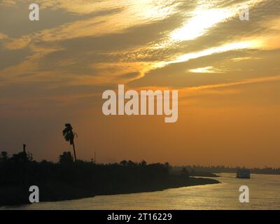 Tourisme égyptien et croisières sur le Nil : croisière sur la rivière vers le Caire et un coucher de soleil spectaculaire début octobre. Banque D'Images