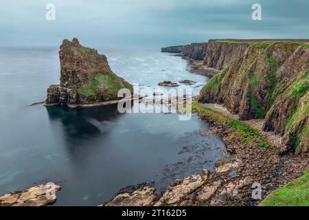 Les superbes empilements marins à Duncansby Head à Caithness, en Écosse. Banque D'Images