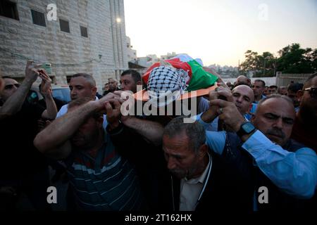 Les Palestiniens pleurent le corps de Moaz Odeh, 29 ans, qui a été tué lors d'affrontements avec des colons israéliens les Palestiniens pleurent le corps de Moaz Odeh, 29 ans, qui a été tué lors d'affrontements avec des colons israéliens dans le village de Qasra, dans la ville de Naplouse, en Cisjordanie occupée, le 11 octobre 2023. Photo de Mohammed Nasser apaimages Naplouse Cisjordanie territoire palestinien 112023 Naplouse MN 007 Copyright : xapaïmagesxMohammedxNasserxxapaimagesx crédit : Imago/Alamy Live News Banque D'Images