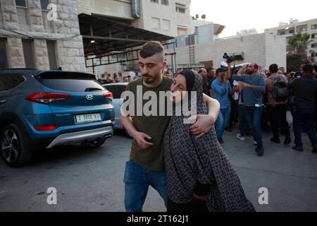 Les Palestiniens pleurent le corps de Moaz Odeh, 29 ans, qui a été tué lors d'affrontements avec des colons israéliens les Palestiniens pleurent le corps de Moaz Odeh, 29 ans, qui a été tué lors d'affrontements avec des colons israéliens dans le village de Qasra, dans la ville de Naplouse, en Cisjordanie occupée, le 11 octobre 2023. Photo de Mohammed Nasser apaimages Naplouse Cisjordanie territoire palestinien 112023 Naplouse MN 006 Copyright : xapaïmagesxMohammedxNasserxxapaimagesx crédit : Imago/Alamy Live News Banque D'Images