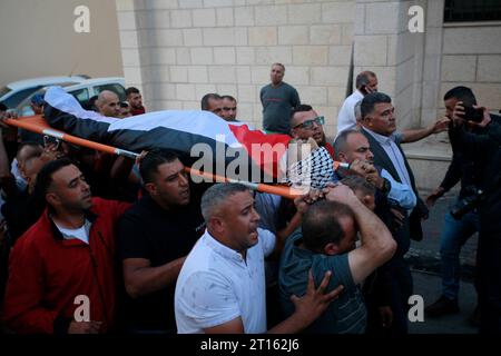 Les Palestiniens pleurent le corps de Moaz Odeh, 29 ans, qui a été tué lors d'affrontements avec des colons israéliens les Palestiniens pleurent le corps de Moaz Odeh, 29 ans, qui a été tué lors d'affrontements avec des colons israéliens dans le village de Qasra, dans la ville de Naplouse, en Cisjordanie occupée, le 11 octobre 2023. Photo de Mohammed Nasser apaimages Naplouse Cisjordanie territoire palestinien 112023 Naplouse MN 008 Copyright : xapaïmagesxMohammedxNasserxxapaimagesx crédit : Imago/Alamy Live News Banque D'Images