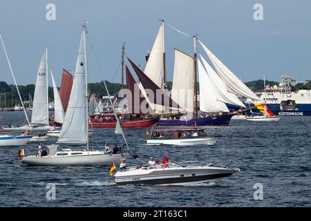 Kiel, Schleswig-Holstein, Allemagne. 24 juin 2023. Parade des grands voiliers (Windjammerparade) dans la baie de Kieler Förde en mer Baltique avec environ 60 grands voiliers, voiliers traditionnels, bateaux à vapeur et des centaines de voiliers dans le cadre de la Kiel week (Kieler Woche), un événement annuel de voile à Kiel. Banque D'Images