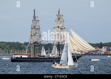 Kiel, Schleswig-Holstein, Allemagne. 24 juin 2023. Le brick Roald Amudsen, un voilier à deux mâts gréé carré, construit en 1952, participe à la Tall Ships Parade (Windjammerparade) dans la baie de Kieler Förde en mer Baltique avec environ 60 grands voiliers, des voiliers traditionnels, des bateaux à vapeur et des centaines de voiliers dans le cadre de la Kiel week (Kieler Woche), un événement annuel de voile à Kiel. Banque D'Images