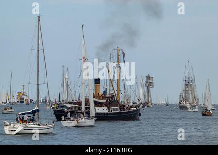 Kiel, Schleswig-Holstein, Allemagne. 24 juin 2023. Parade des grands voiliers (Windjammerparade) dans la baie de Kieler Förde en mer Baltique avec environ 60 grands voiliers, voiliers traditionnels, bateaux à vapeur et des centaines de voiliers dans le cadre de la Kiel week (Kieler Woche), un événement annuel de voile à Kiel. Banque D'Images