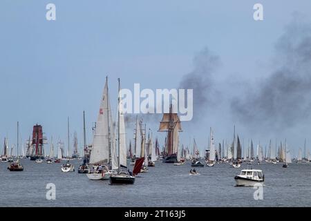 Kiel, Schleswig-Holstein, Allemagne. 24 juin 2023. Parade des grands voiliers (Windjammerparade) dans la baie de Kieler Förde en mer Baltique avec environ 60 grands voiliers, voiliers traditionnels, bateaux à vapeur et des centaines de voiliers dans le cadre de la Kiel week (Kieler Woche), un événement annuel de voile à Kiel. Banque D'Images