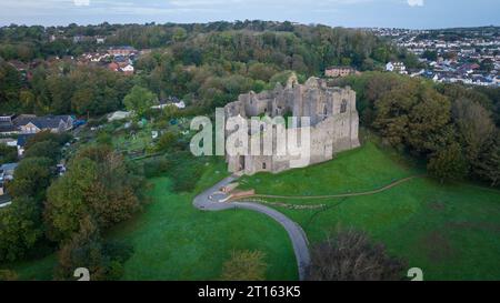 Château d'Oystermouth vu des airs, un château normand en pierre dans le sud du pays de Galles surplombant la baie de Swansea sur le côté est de la péninsule de Gower près du village Banque D'Images