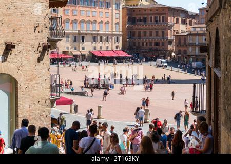 Sienne, Italie-10 août 2020 : touristes à Sienne près de la place Campo pendant une journée ensoleillée Banque D'Images