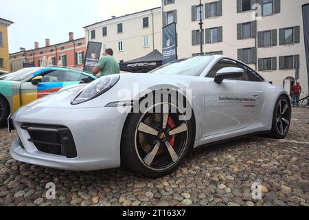 Porsche 911 GT3 sur une place pavée d'une ville italienne Banque D'Images