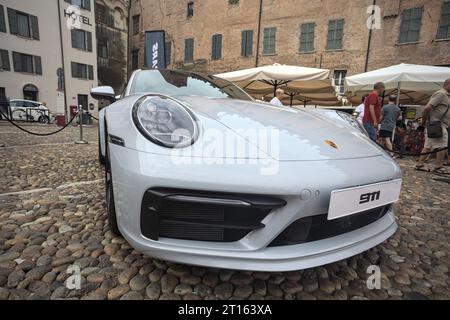 Porsche 911 GT3 sur une place pavée d'une ville italienne Banque D'Images