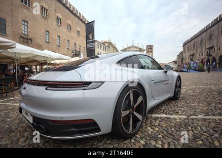 Porsche 911 GT3 sur une place pavée d'une ville italienne Banque D'Images