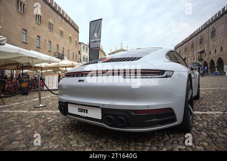 Porsche 911 GT3 sur une place pavée d'une ville italienne Banque D'Images