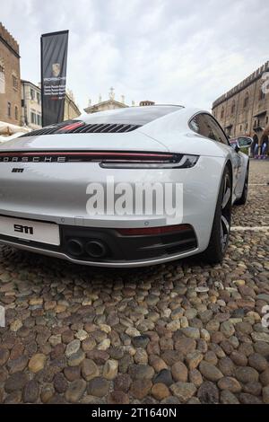 Porsche 911 GT3 sur une place pavée d'une ville italienne Banque D'Images