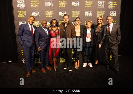 New York, États-Unis. 10 octobre 2023. Craig Melvin (co-animateur de 'TODAY' à NBC News), Al Roker (co-animateur de 'TODAY' à NBC News), Carson Daly (animateur et producteur de 'The Voice' de NBC), sa femme Siri Pinter, leur fils, Savannah Guthrie (présentateur de 'TODAY' à NBC), et son mari, Michael Feldman, assistent au gala Project Healthy Minds 2023 aux Spring Studios à l’occasion de la Journée mondiale de la santé mentale à New York, NY, le 10 octobre 2023. (Photo de Hailstorm Visuals/Sipa USA) crédit : SIPA USA/Alamy Live News Banque D'Images