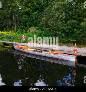 Canoë au repos par une journée ensoleillée au canal Dalsland en Suède Banque D'Images