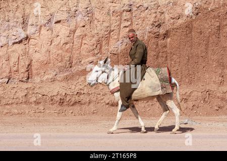 IRAN, KURDISTAN - 19 MAI 2012 : kurde non identifié chevauchant un âne au Kurdistan. Banque D'Images