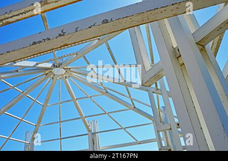 Une structure métallique faite de tuyaux carrés et rectangulaires sur le fond d'un ciel sans nuages Banque D'Images