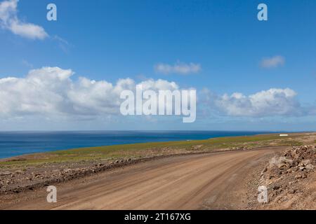 Route de gravier à travers le parc naturel de Jandai, Parque Natural de Jandia, Fuerteventura, Îles Canaries, Espagne Banque D'Images