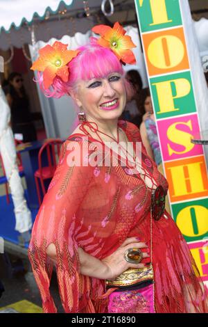 La créatrice de mode anglaise Zandra Rhodes photographiée à l'événement Topshop à Londres en 2003 Banque D'Images