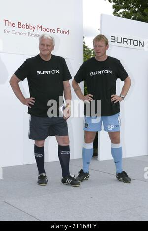 Bobby Robson et Stuart Pearce au tournoi de football caritatif Burton au terrain d'entraînement de Bisham Abbey le 6/6/2004 Banque D'Images