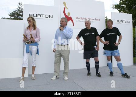 Bobby Robson, Terry Venables, Stuart Pearce et Penny Lancaster au tournoi de football caritatif Burton sur le terrain d'entraînement de Bisham Abbey le 6/6/2004 Banque D'Images