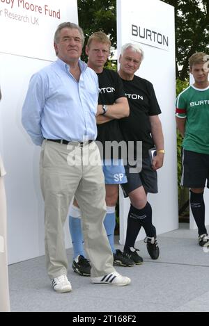 Terry Venables, Stuart Pearce et Bobby Robson au tournoi de football caritatif Burton sur le terrain d'entraînement de Bisham Abbey le 6/6/2004 Banque D'Images