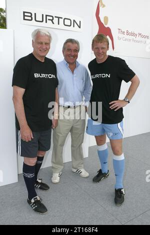 Bobby Robson, Terry Venables et Stuart Pearce au tournoi de football caritatif Burton sur le terrain d'entraînement de Bisham Abbey le 6/6/2004 Banque D'Images