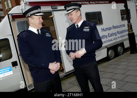 Les anciens chefs de la Metropolitan police Sir John Stevens et l'adjoint Sir Bernard Hogan-Howe font la promotion d'un roadshow sur l'alimentation saine à Londres le 16/1/2004 Banque D'Images